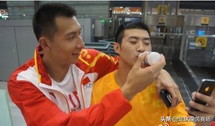 和易建联同一天生日，17岁进国篮27岁退役，现跟阿联一起做青训