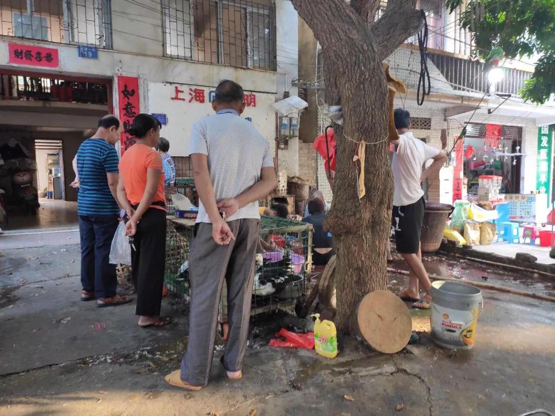 中秋节的福成街头，马路上挤满人的氛围才叫过节！