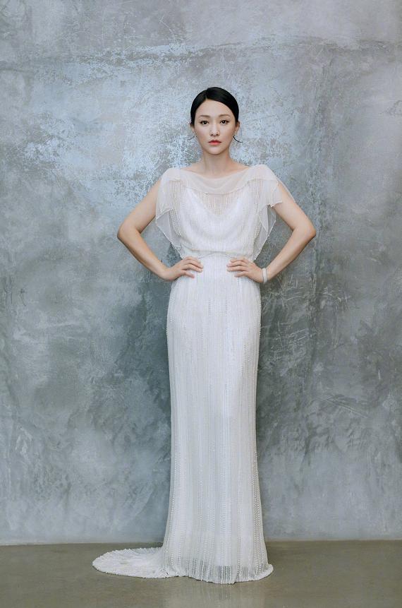 周迅秋冬最新穿搭网友确定44岁,周迅穿搭白黑格衬衣同款