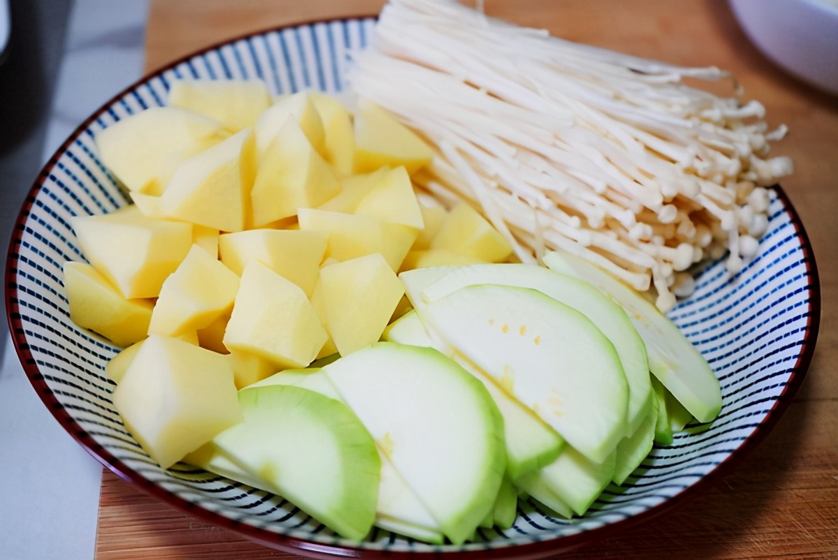 大酱汤放辣白菜,辣白菜和韩国拌饭酱