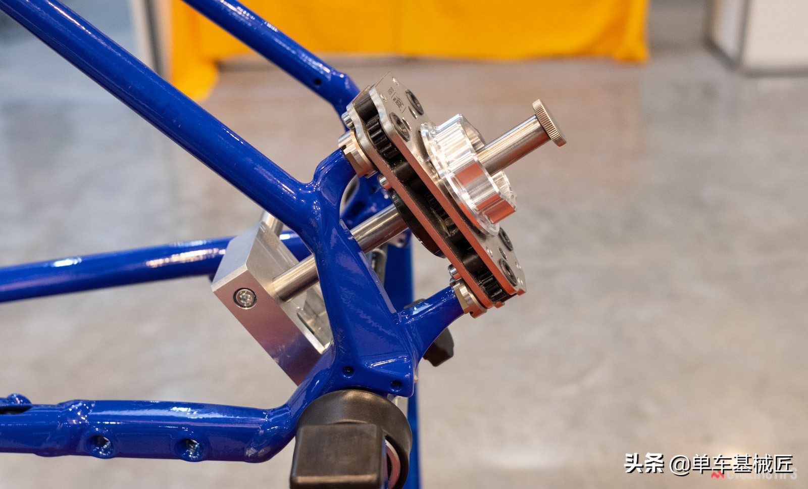 这是飞机，这是鸟……不，这是一个无压迫感的自行车车座