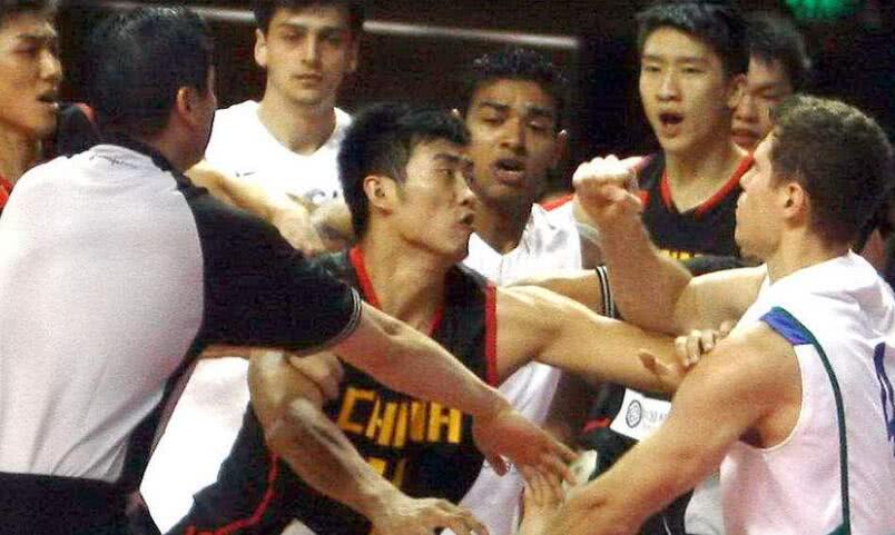 易建联打篮球精彩比赛,易建联打篮球比赛