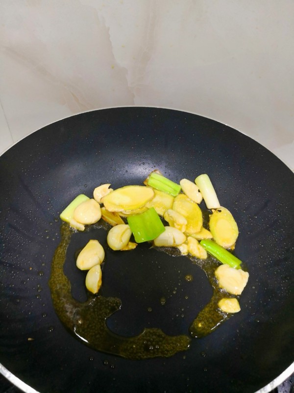 炖前怎么腌鱼好吃才能入味,炖鱼前放什么料腌