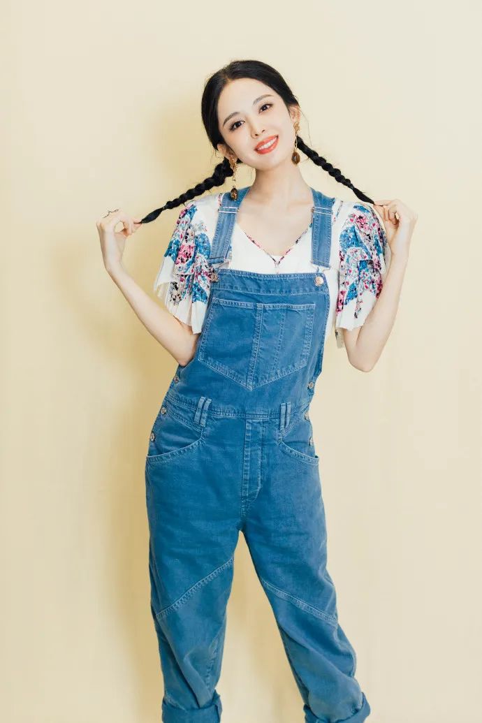 穿背带裤感觉松松垮垮的,穿背带裤显人厚该怎么弄