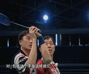 羽毛球手腕发力技巧正手高远球,羽毛球后场高远球挥拍发力细节