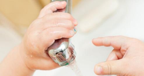 孩子被烫伤紧急急救,小儿意外烫伤要如何急救