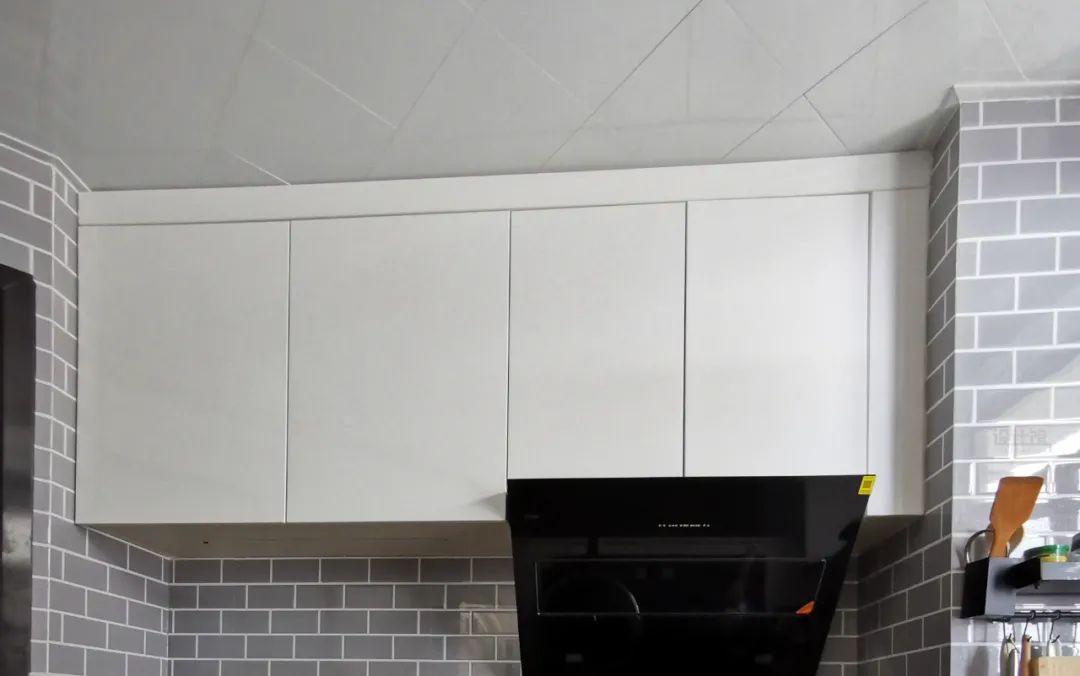 餐厅吊顶和厨房吊顶怎么衔接,厨房吊顶集成好还是石膏板吊顶好