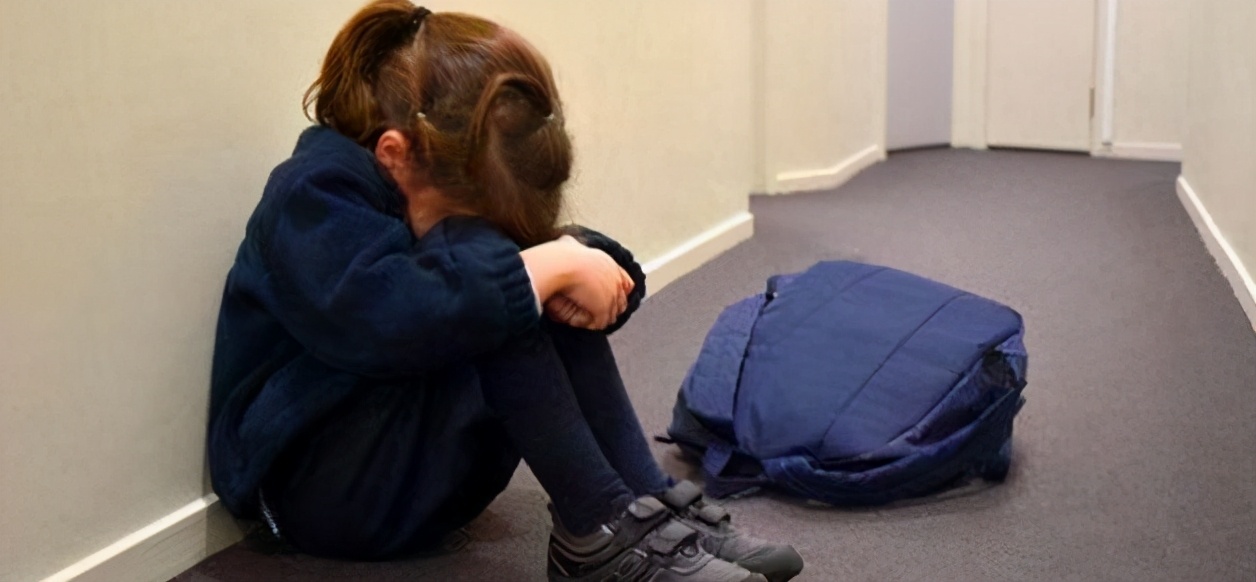 7岁女儿夹腿被训斥，家里有女儿都要看看，女孩为什么夹腿？