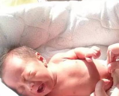 2个月女婴有白垢并发臭,两岁女宝宝有异味痒