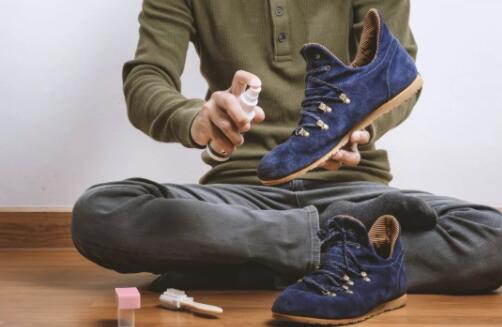 如何清洗一双麂皮鞋底子,麂皮的鞋子弄上油了怎么清洗