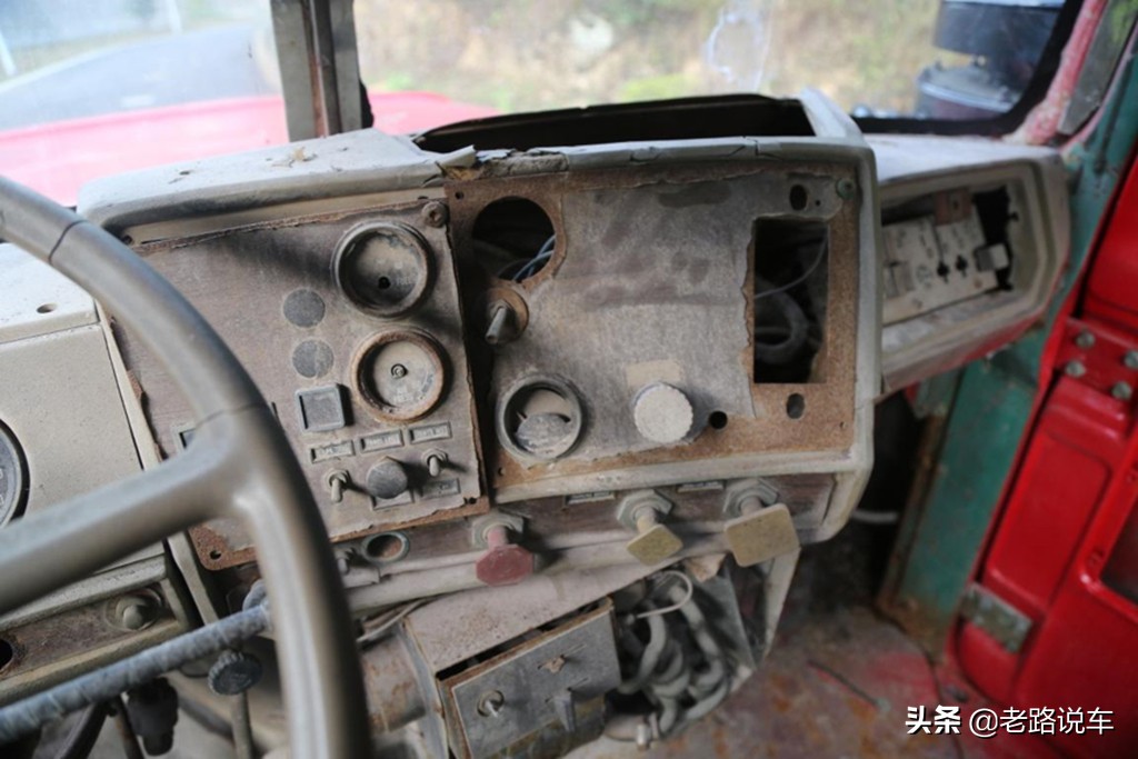 斗牛犬品牌卡车,斗牛犬在汽车上的视频