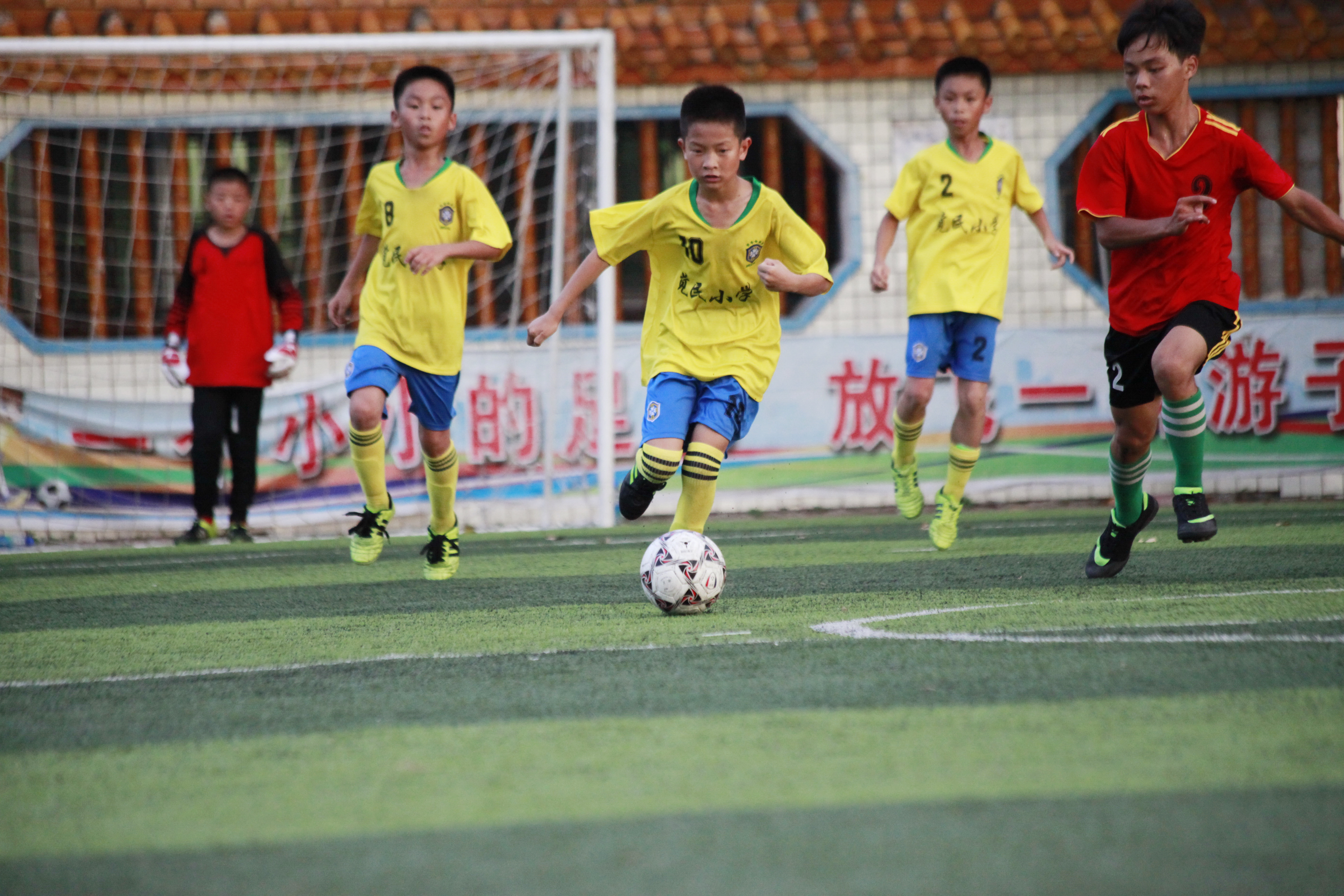 足球比赛作文六年级点面结合,多彩的活动六年级作文足球比赛