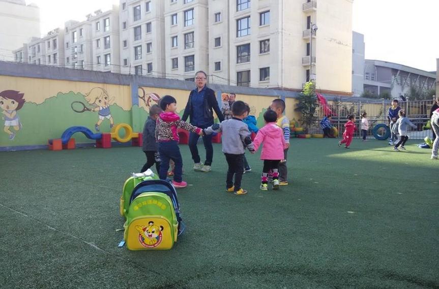 幼儿园小孩被打还手还是告诉老师,幼儿园孩子被打怎么教孩子反击