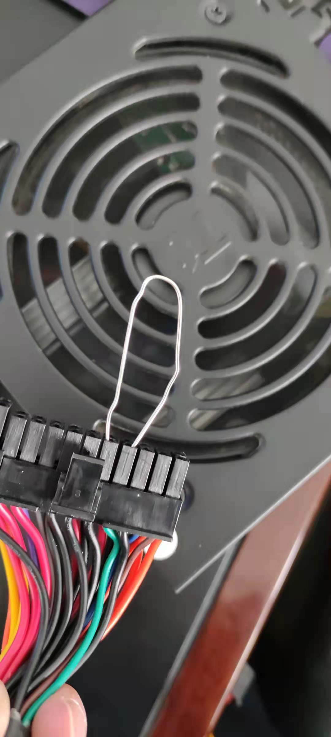 电脑通电自己开机几秒就没反应了,电脑开机没反应就跟没通电一样