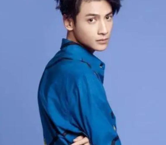 男人40岁穿什么颜色显年轻,男人不管穿啥建议少挑这2种颜色