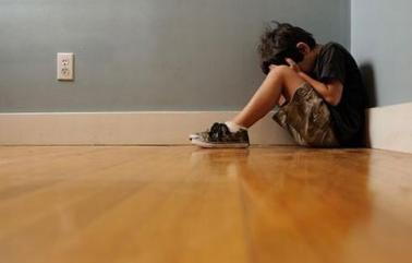 13岁女儿总说“肚子疼”，母亲骂她多事，2天后被送进医院抢救