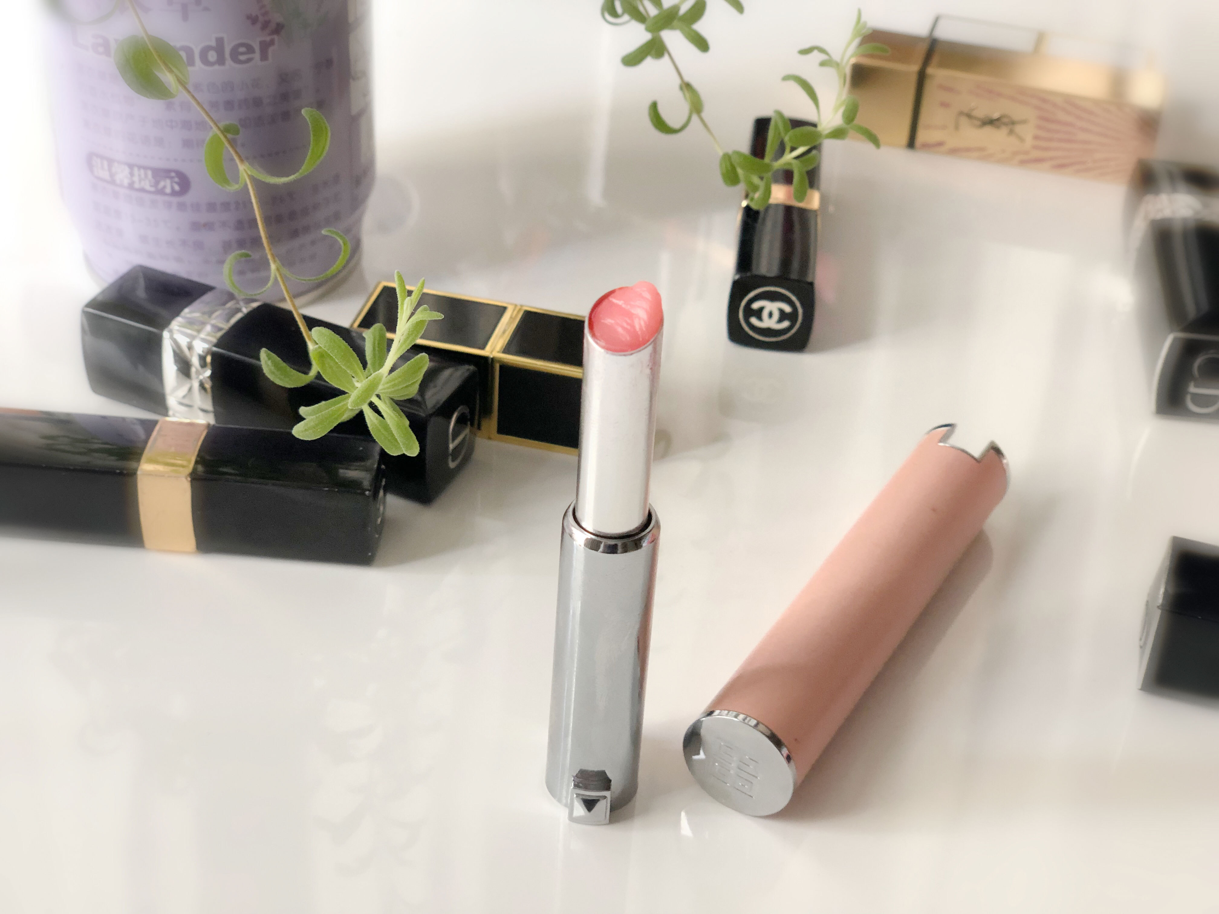 你可以没有爱情但不可以没有面包,可以没有爱情不能没有口红和香水