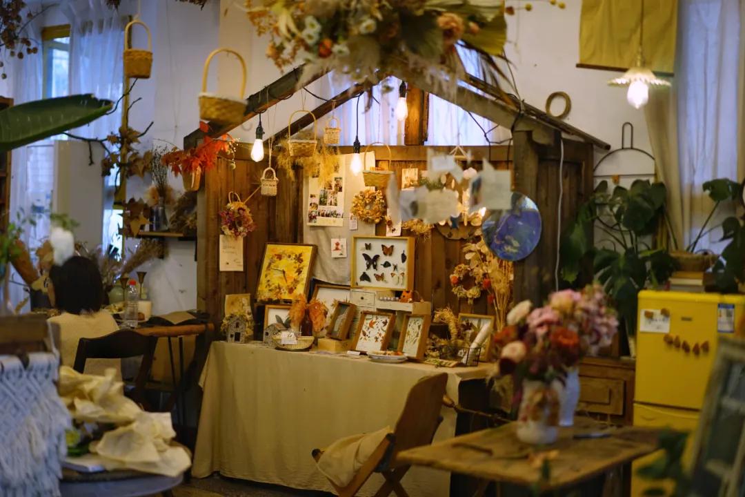 成都两个小姑娘开的老房子花艺杂货铺，外地游客不远千里专程打卡