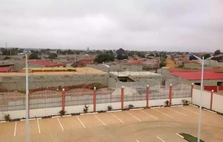 我在非洲开挖机：出门要带AK47，月薪10000+！