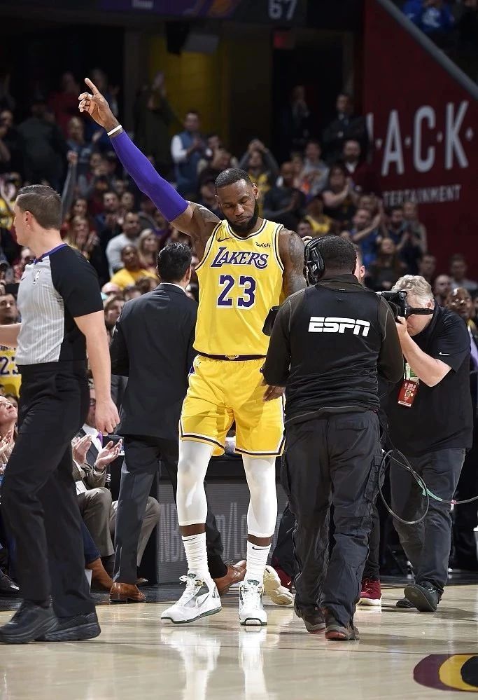 武磊获中超最佳球员；火箭胜活塞；首钢八连胜；德罗巴宣布退役