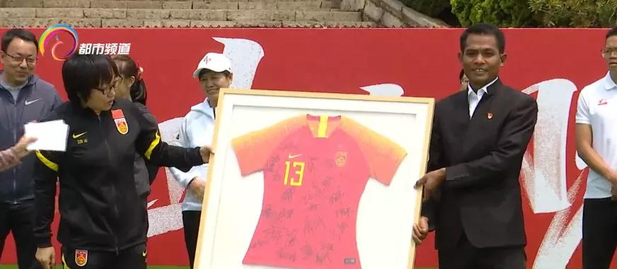 中国女足首球,中国女足主题球场落地大凉山