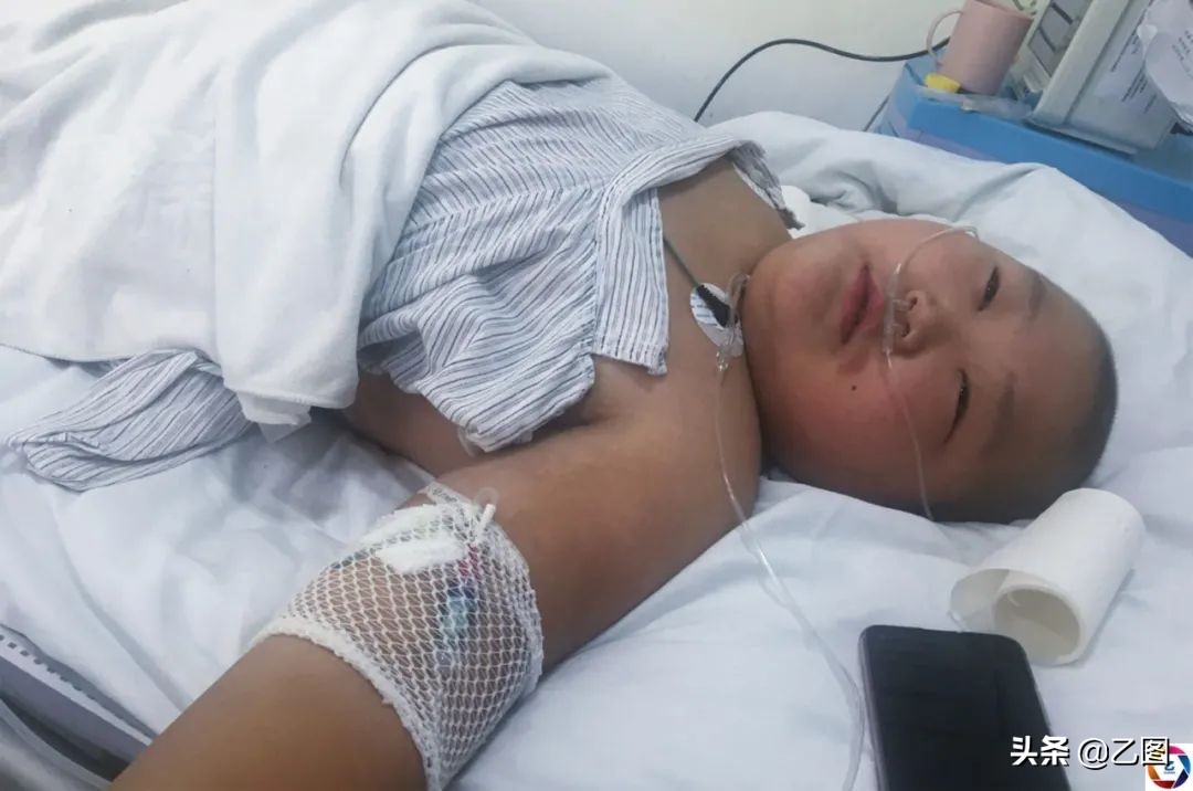 男孩手臂意外被断,男孩意外断臂急需救治