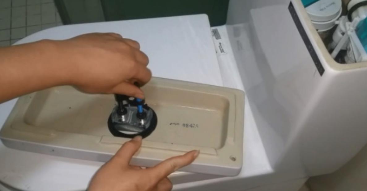 马桶上面小孔不出水怎么快速疏通,马桶盖上出水按钮