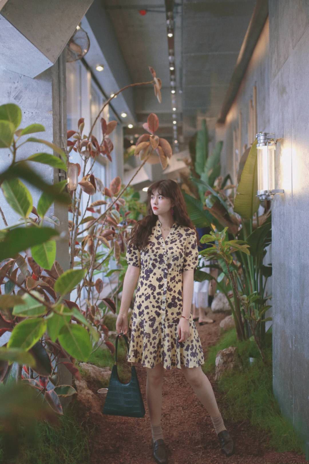 碎花裙显瘦款式怎么搭配,大碎花裙和小碎花裙哪个显年轻