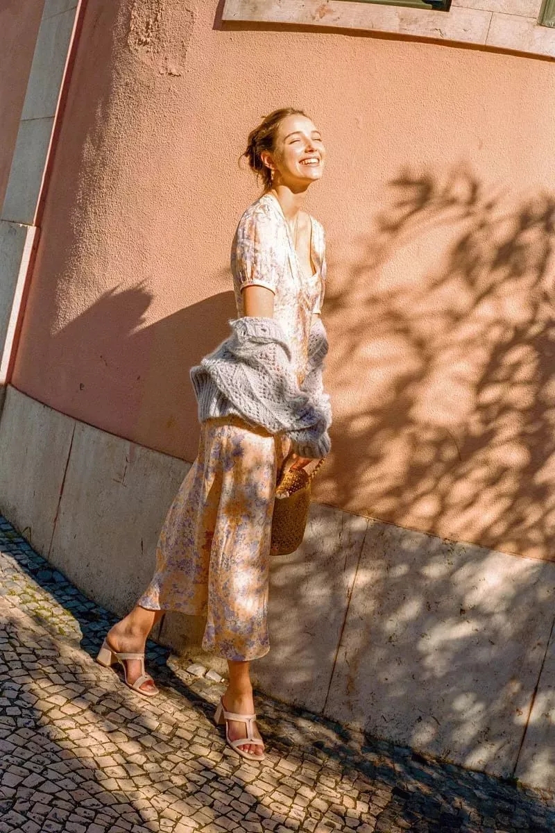 最近火了一种穿法叫:“连衣裙+外套”,时髦显高,照着穿就对了