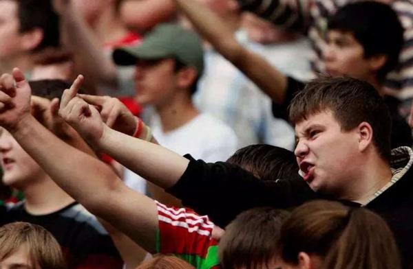 伯明翰球迷有多彪悍？砸车堵客队大巴，闯进场上殴打球员