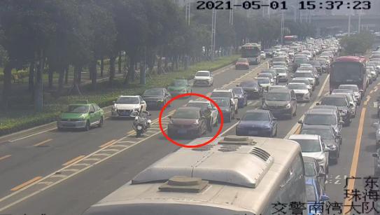 有司机看着换胎工具一筹莫展，有小车P档锁死无法动弹，都被交警轻松解决