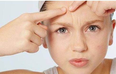 痘痘把白色的挤出来是不是好得快,皮肤上有痘痘挤出来白色米粒