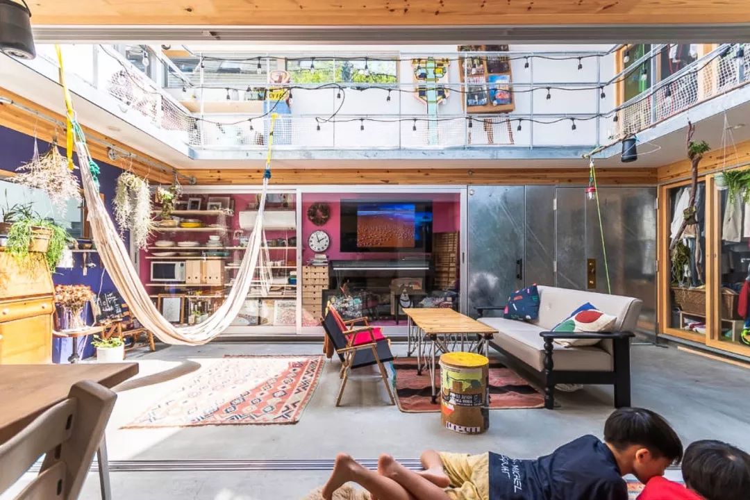 他在市中心建了一座房，38㎡住一家五口，居然没屋顶？