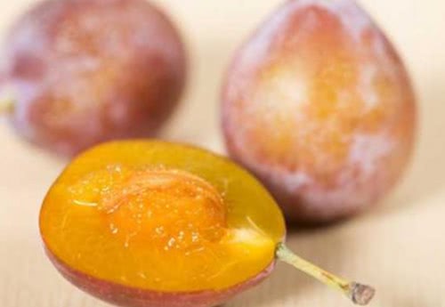 西梅挑选技巧有酒味好还是白霜好,西梅买黄的还是红的甜