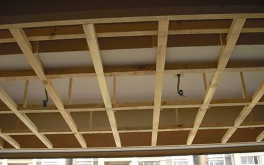 轻钢龙骨和木龙骨哪个更牢固,轻钢龙骨跟木龙骨哪个容易装