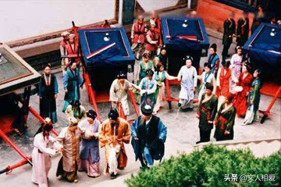 《红楼梦》中端午节，小道士头撞王熙凤胸脯，演绎不同寻常的节日