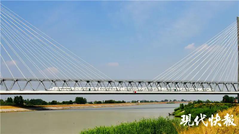 国内开通的第一条高铁,中国已开通的连接国外的铁路