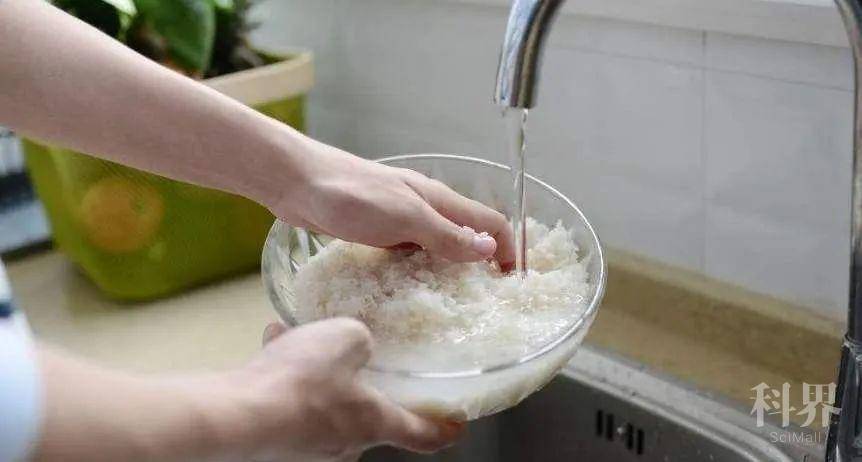 淘米水洗脸变白的正确方法,淘米水洗脸需要再用清水洗一遍吗