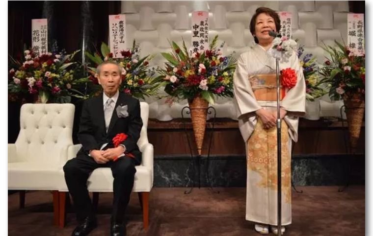 日本前国家大臣猝死，死在新冠PCR检查的路上