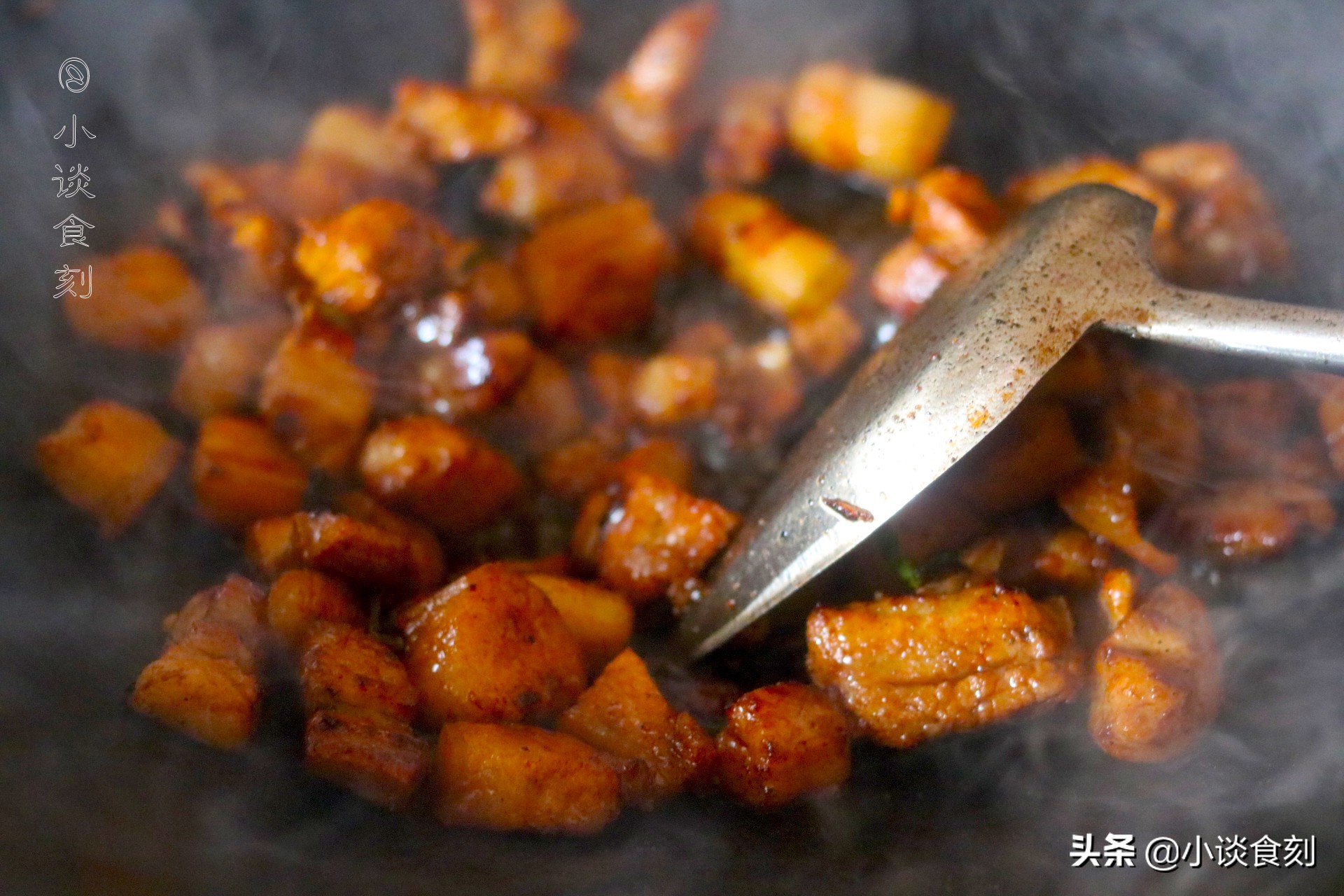 色泽红亮的红烧肉终于做好了,红烧肉这样做出来色泽红亮