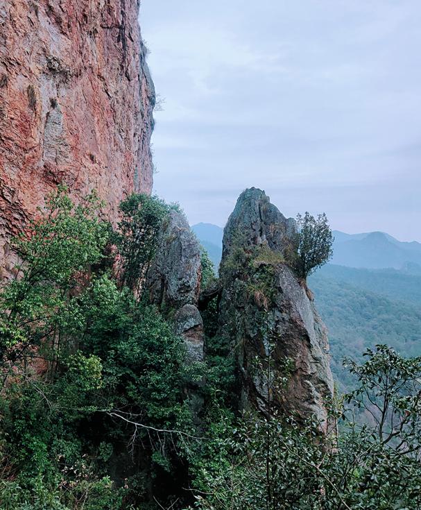 金华这座1.5亿高龄的山峰，浓翠蔽日，风清月朗，还有试胆石等你去挑战