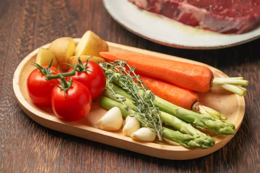 想让牛排够嫩又不太生？教你煎出7分熟完美牛排