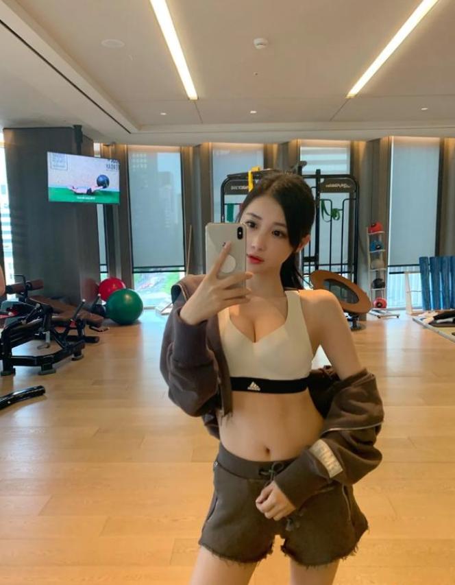 潘玮柏带小14岁娇妻现身机场,潘玮柏娶了一只鸡