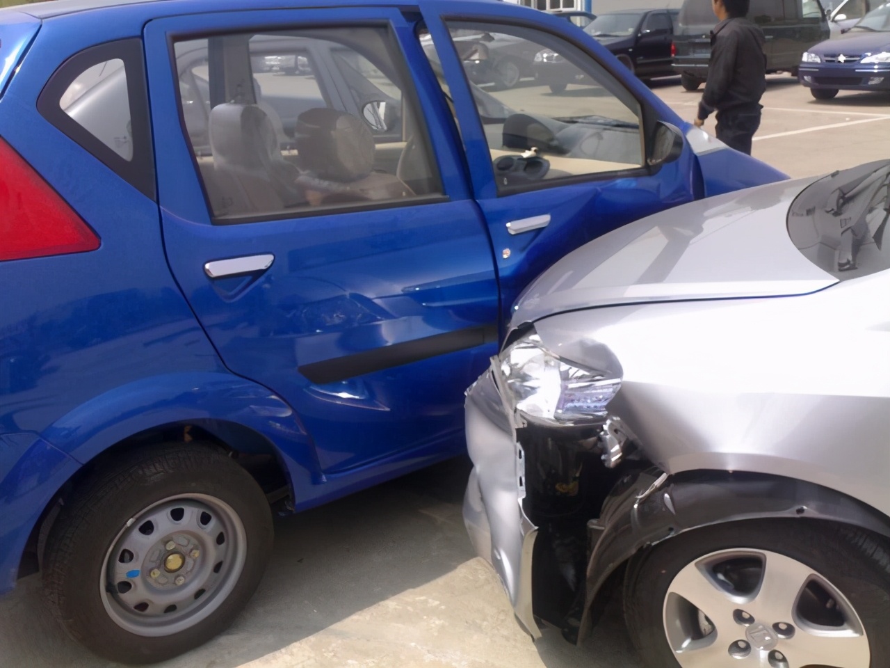 车损险没买对方主要责任怎么赔,车损险没买撞车怎么赔