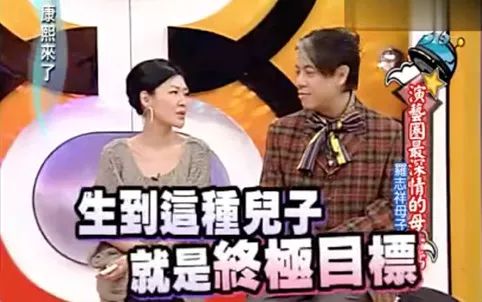 他一手烂牌打到超精彩，出道21年却靠女装爆红出圈