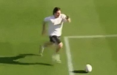 梅西观看自己过人,梅西过人的搞笑视频