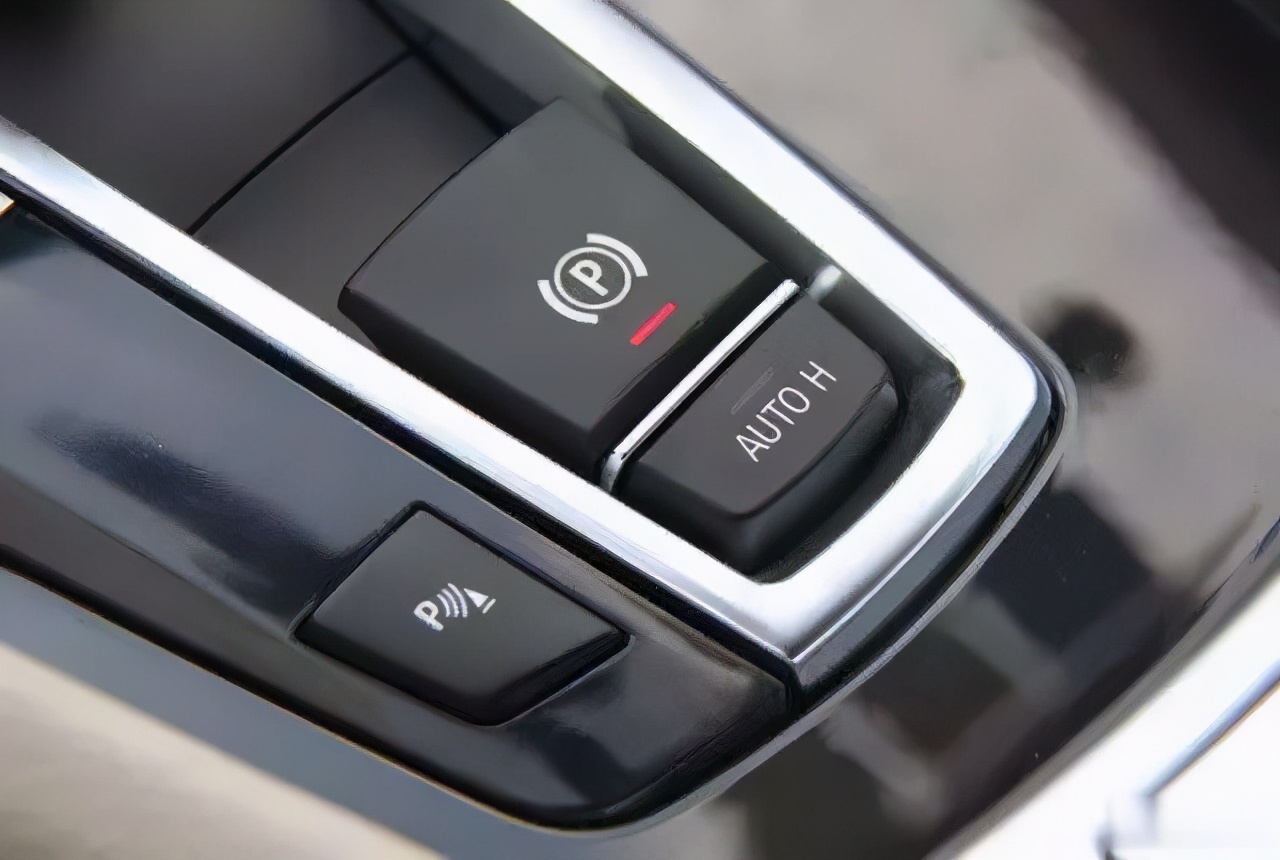 手动挡车上陡坡起步后溜咋办,手动挡如何陡坡起步不后溜视频