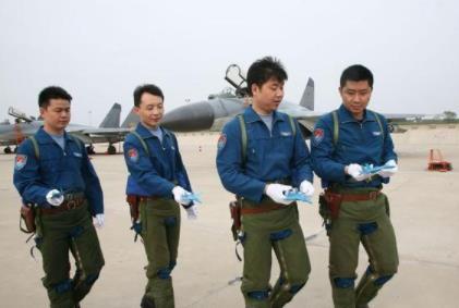 空军飞行员都是什么军衔,空军飞行员一般什么军衔