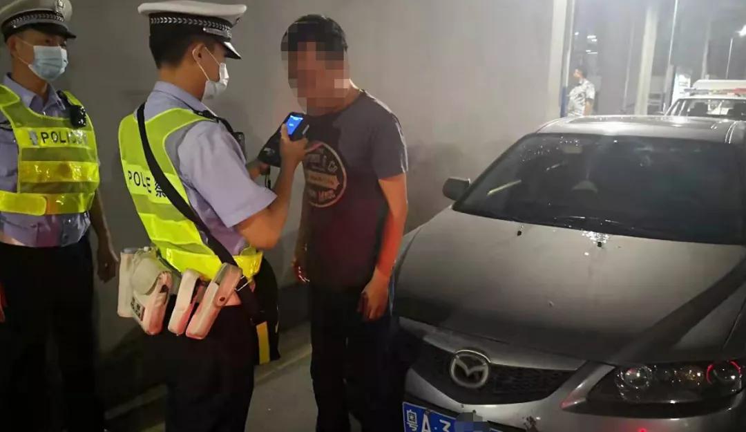 黑车司机下车白车撞黑车后续,黑车变道撞宾利白车后续