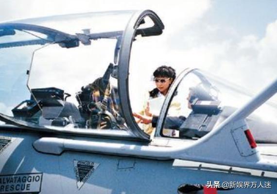 这才是现实中的女王！亚洲*星艳**退圈搞卫星，曾让千个男人拜倒裙下